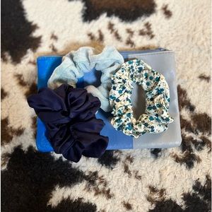 Ipsy bag with 3 scrunchies!!